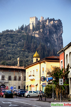 Arco mit dem Castello auf dem Burgfelsen
