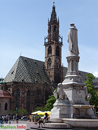 Dom mit Waltherdenkmal auf dem Waltherplatz