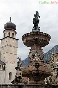 Der Neptunbrunnen und die Kathedrale San Vigilio